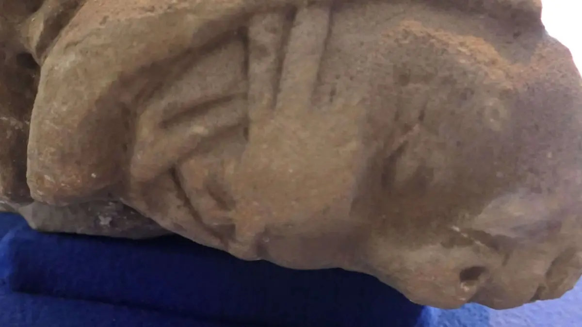 Der Boden der Madonna zeigt Verborgen eine Mondsichel samt Gesicht.