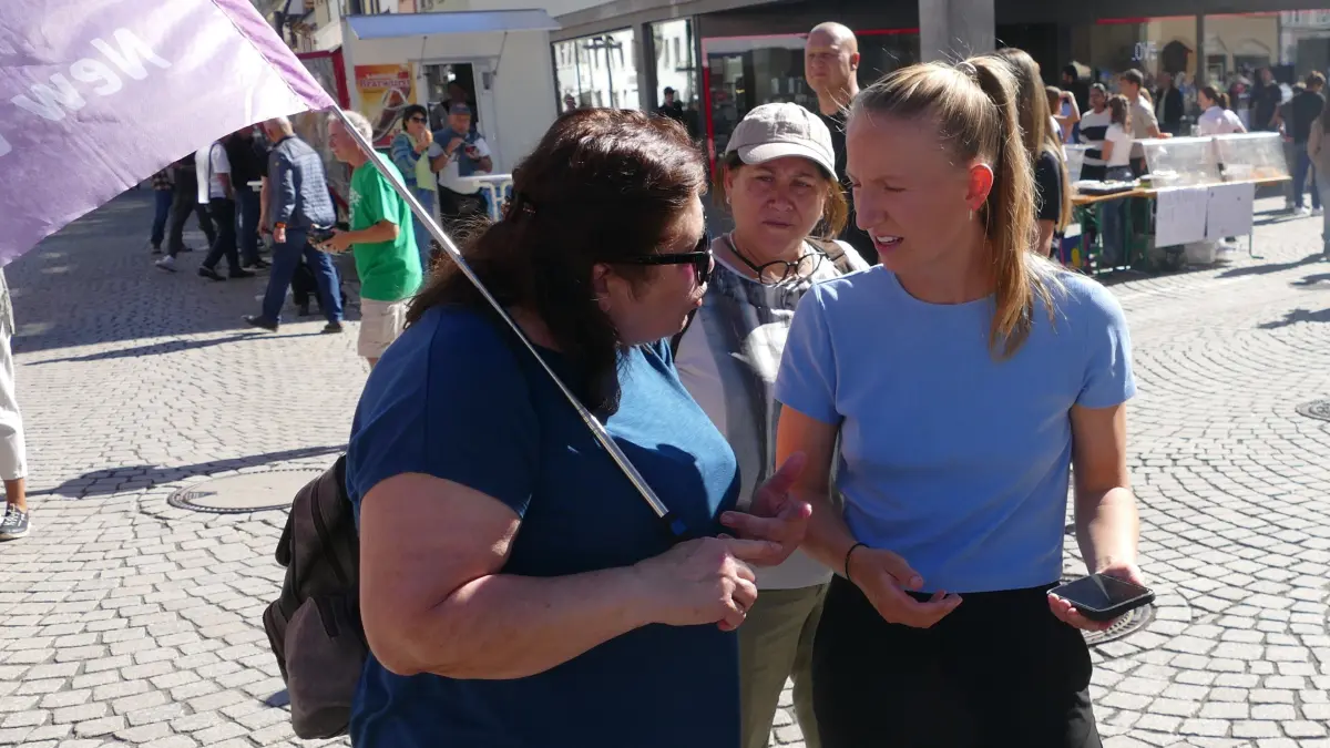 Hannah Griessinger (rechts) gibt nach der Demo gerne zu Fragen Auskunft.