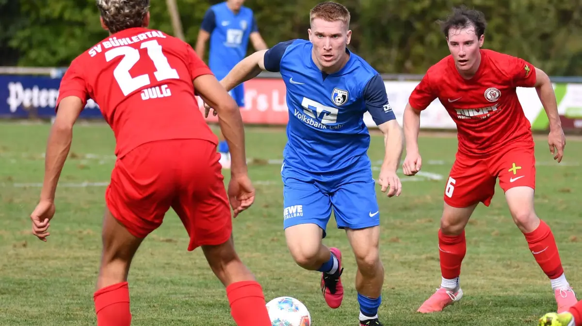 Konstantin Fries (hier gegen Bühlertal am Ball) hat nun seine ersten Ligatore auf dem Konto.