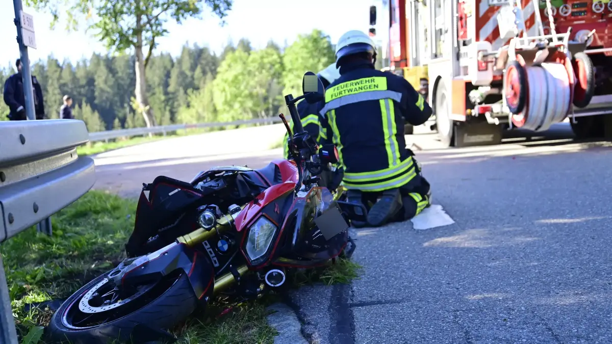 In einer Linkskurve verlor er die Kontrolle über die Maschine und kam von der Fahrbahn ab.