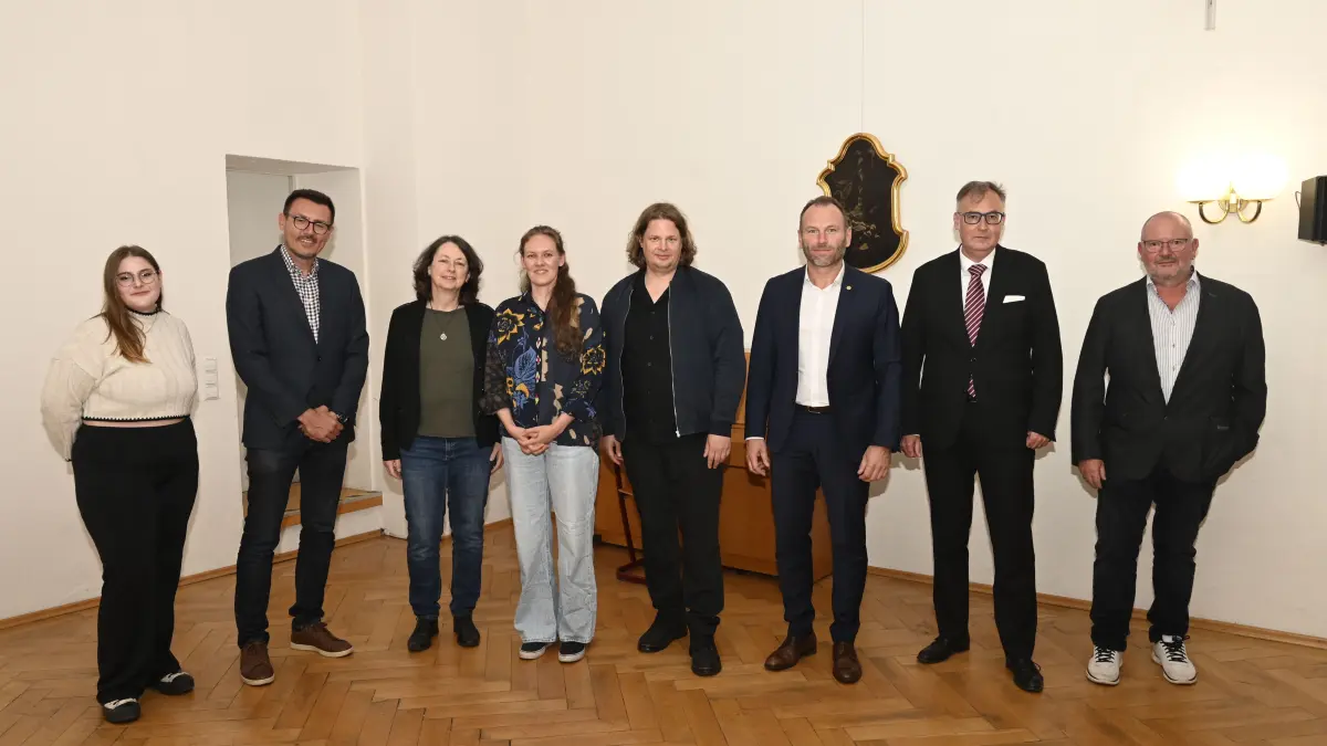Lina Thiede ist die 26. Rottweiler Stadtschreiberin. Am 24.09.2026 wird sie im Konvikt offiziell begrüßt. Konviktsdirektor Martin Frank, Bürgermeisterstellvertreter Rasmus Reinhardt, Haussprecherin Jasmin Moser und Jan Snela, Stadtschreiber 2025, heißen die Autorin willkommen.