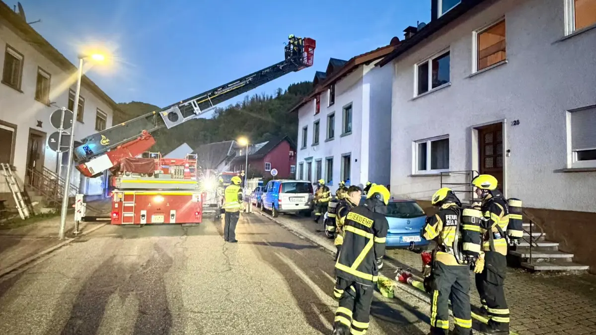 Die Feuerwehr Zell bei einem Einsatz in Atzenbach am Samstagabend.