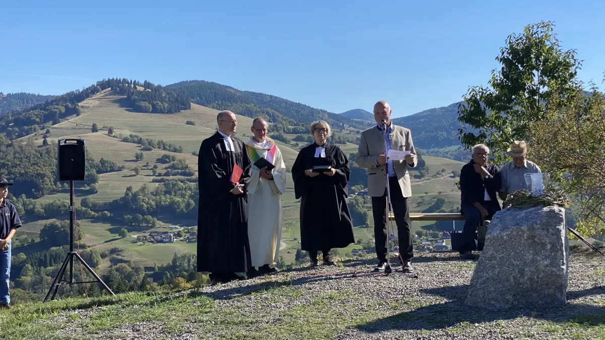 Pfarrer Steffen Mahler, Pastoralreferent Kastian Burstner, Diakonin Claudia Krüger und Bürgermeister Michael Engesser weihen den Friedberg in Fröhnd ein.