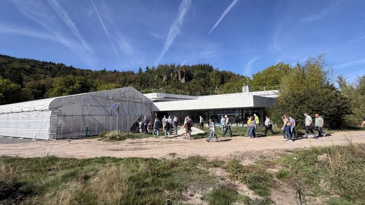 Rund 40 Besucher interessieren sich für die Therme – beim Rundgang geht es auch zur später überdachten Außenpool-Anlage. Derzeit wird sie von einem Zelt geschützt.