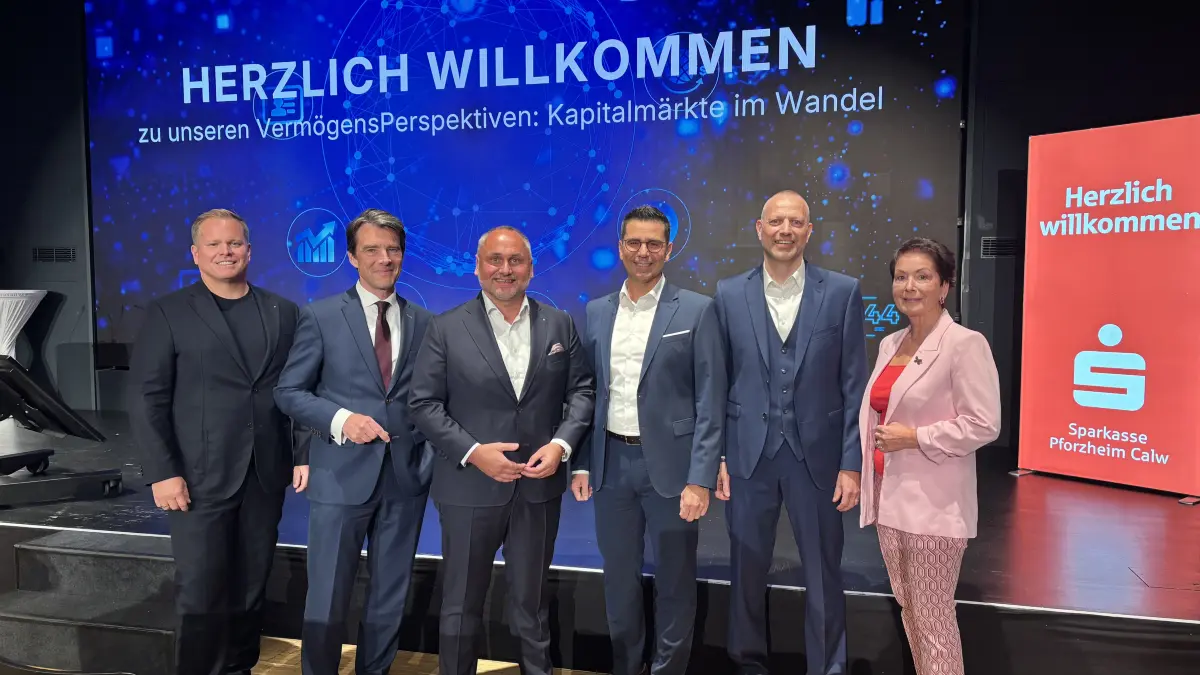 Von links: Andreas Schäfer (Chief Revenue Officer for Supply Chain Management für Mittel- und Osteuropa bei SAP), Martin Lück (Chef-Kapitalmarktstratege Deutschland & Österreich), Franklin Templeton, Stefan Saile, (Bereichsdirektor S-Vermögen), Vincenzo Giuliano (Vorstandsmitglied), Jürgen Lauinger (Abteilungsleiter Vermögensverwaltung, alle Sparkasse Pforzheim Calw ) und Beate Hoffbauer (TV-Moderatorin und Wirtschaftsjournalistin)
