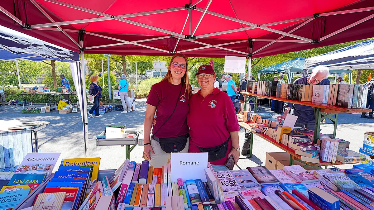 ⭐ Bücher, Kultur, kulinarische Angebote und viele Begegnungen: Der Horber Büchermarkt ist längst mehr als eine Fundgrube für Leseratten und wird zum gesellschaftlichen Treffpunkt auf dem Flößerwasen.