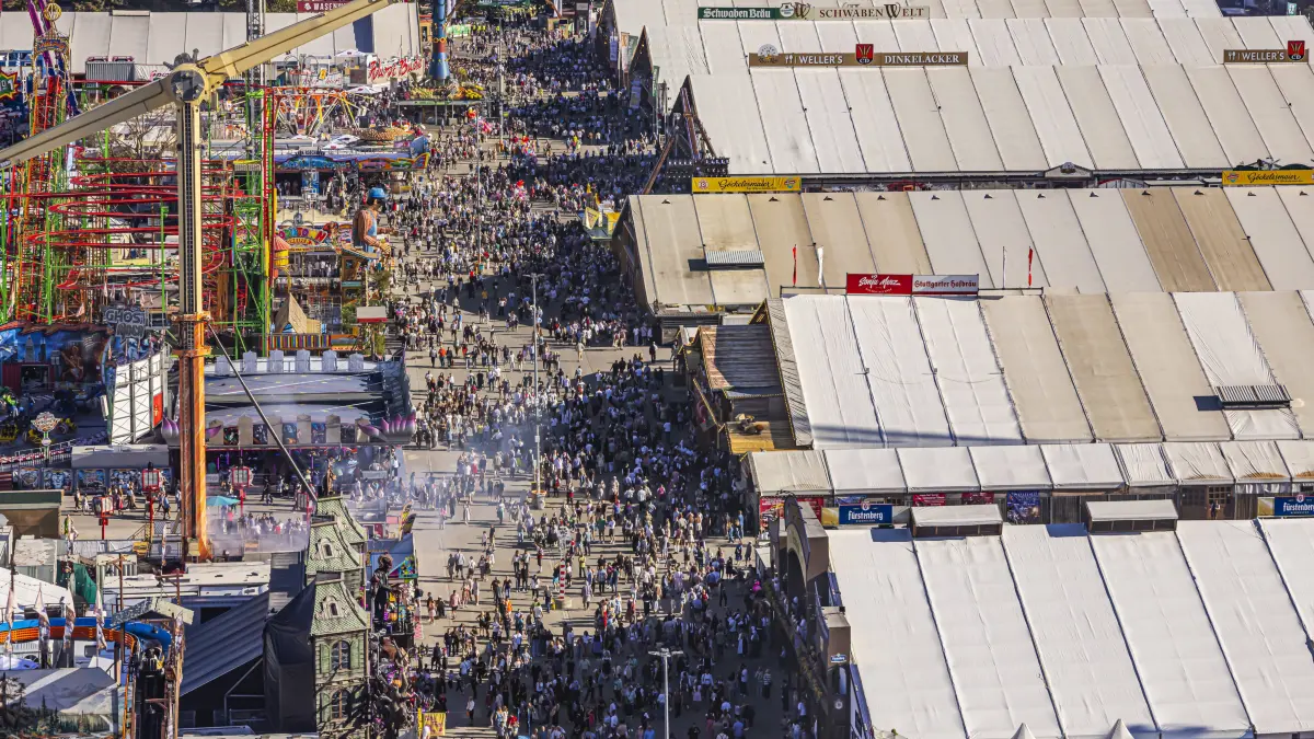 Festbetrieb auf dem Cannstatter Waden. Das Cannstatter Volksfest ist nach Angaben der Veranstalter eines der schönsten u: Festbetrieb auf dem Cannstatter Waden. Das Cannstatter Volksfest ist nach Angaben der Veranstalter eines der schönsten und größten Volksfeste der Welt. Bis zum 11. Oktober werden wieder rund drei Millionen Gäste erwartet. // 27.09.2026, Stuttgart, Baden-Württemberg, Deutschland *** Festivities at the Cannstatter Waden. According to the organizers, the Cannstatter Volksfest is one of the most beautiful and largest folk festivals in the world. Around three million guests are expected again through October 11. September 27, 2026, Stuttgart, Baden-Württemberg, Germany