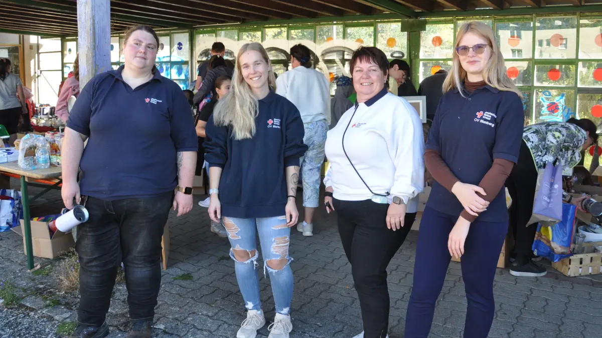 Das engagierte Team des DRK-Ortsvereins Blumberg hatte bei der Warentauschbörse alles im Griff (von links): Anna Gerritsen, Julia Reich, Petra Wölfle und Nora Eszaki.