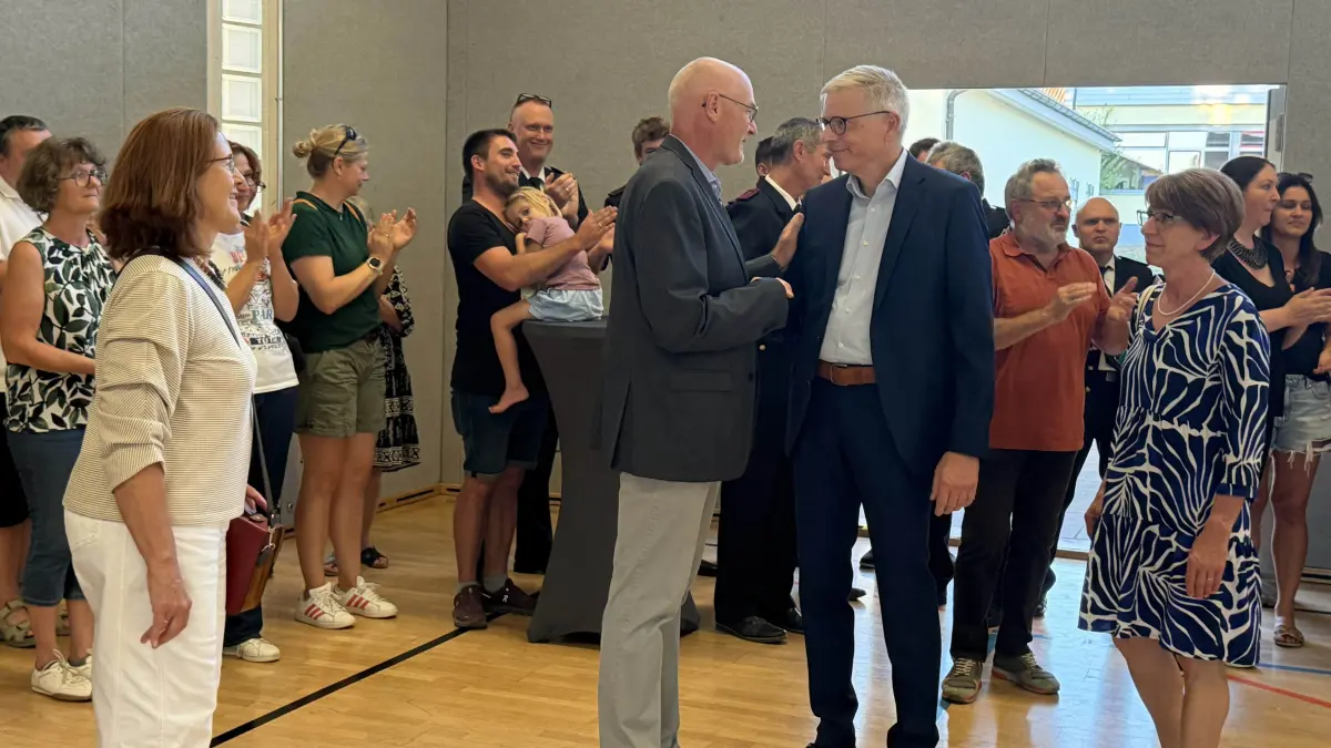 Markus Haag (rechts) gratuliert Jürgen Walliser zum Wahlerfolg.