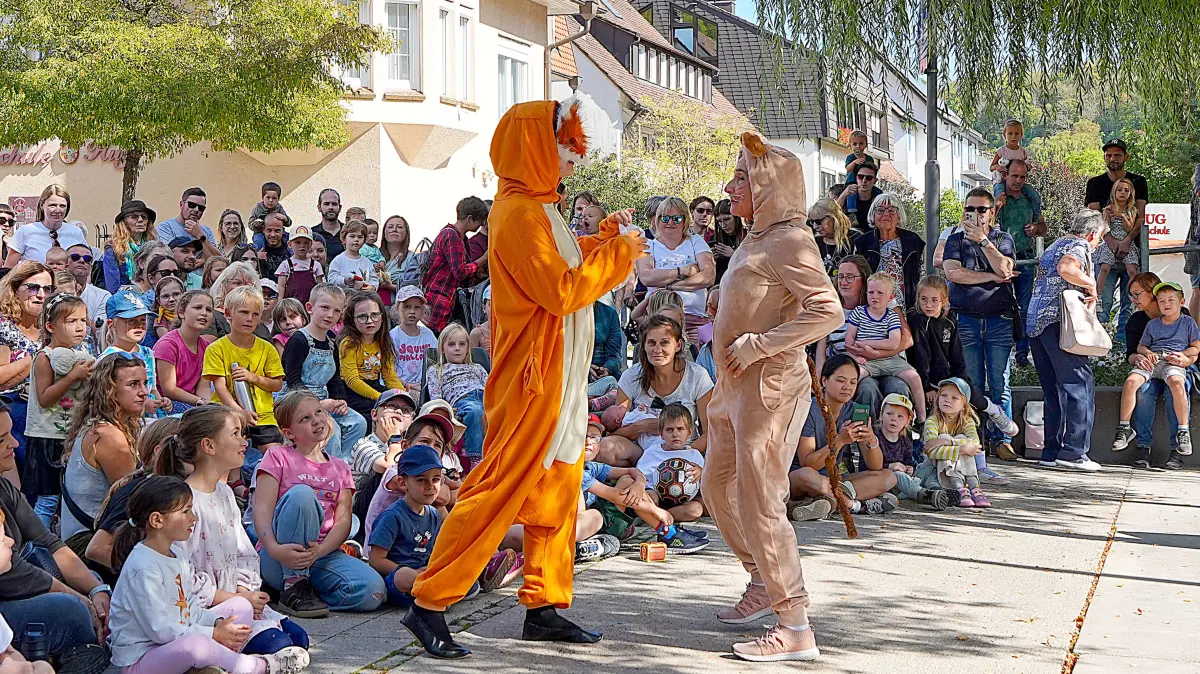 ⭐ Bücher, Kultur, kulinarische Angebote und viele Begegnungen: Der Horber Büchermarkt ist längst mehr als eine Fundgrube für Leseratten und wird zum gesellschaftlichen Treffpunkt auf dem Flößerwasen.