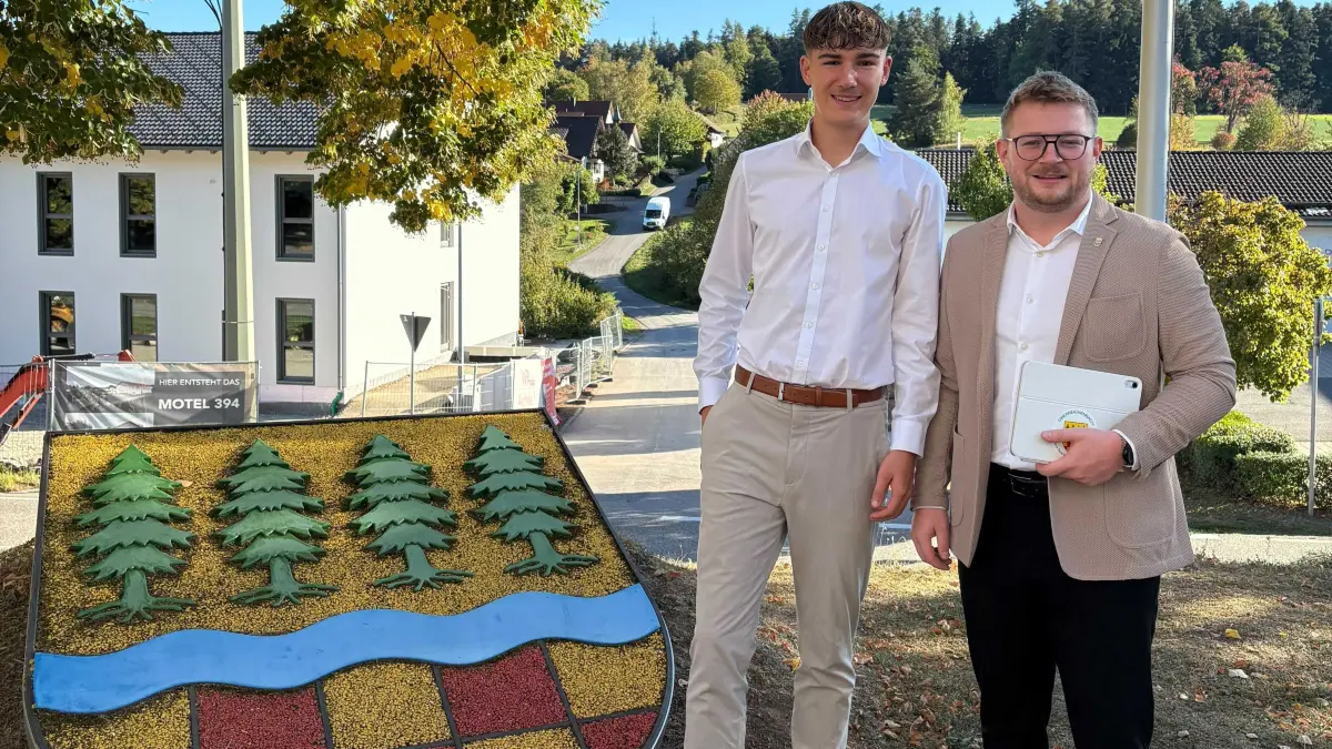 Bürgermeister Johannes Schaible (rechts) freut sich, dass Jonas Traub nahezu in Eigenregie die neue Archivordnung fertigstellte.