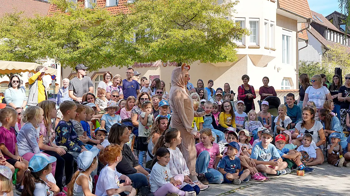 ⭐ Bücher, Kultur, kulinarische Angebote und viele Begegnungen: Der Horber Büchermarkt ist längst mehr als eine Fundgrube für Leseratten und wird zum gesellschaftlichen Treffpunkt auf dem Flößerwasen.