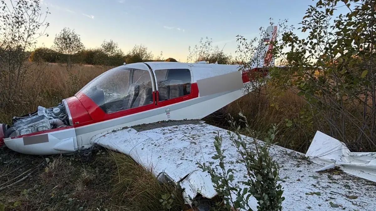 Am Flugplatz Winzeln ist am frühen Freitagabend ein Kleinflugzeug abgestürzt.