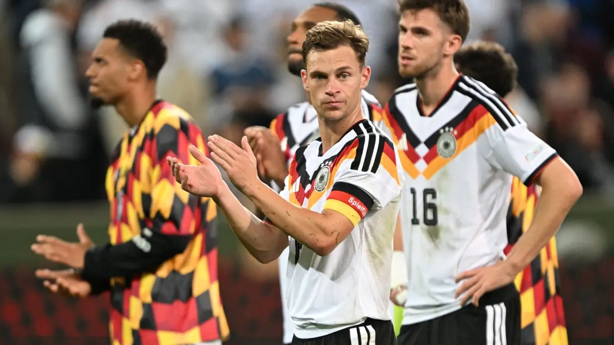 Deutschland - Griechenland: 27.09.2026, Bayern, Augsburg: Fußball, Männer, Nations League A, Nationalmannschaft, Deutschland - Griechenland, Gruppe 2, Spieltag 2, WWK Arena, Joshua Kimmich (Deutschland, M) und seine Mitspieler reagieren nach dem Spiel. Foto: Federico Gambarini/dpa - WICHTIGER HINWEIS: Gemäß den Vorgaben der Bundesliga bzw. des DFB Deutscher Fußball-Bund ist es untersagt, in dem Stadion und/oder vom Spiel angefertigte Fotoaufnahmen in Form von Sequenzbildern und/oder videoähnlichen Fotostrecken zu verwerten bzw. verwerten zu lassen. +++ dpa-Bildfunk +++
