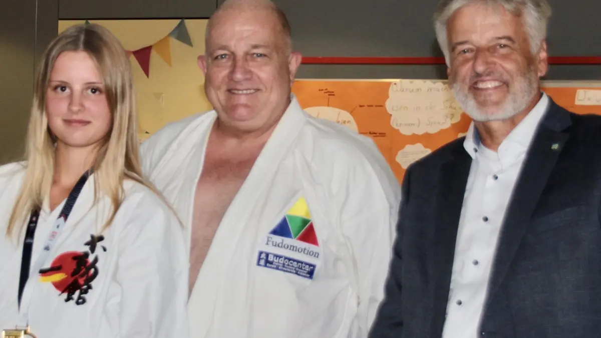 Isabell Mion, Weltmeisterin im Fudokan-Karate, mit Karl-Hans König und Bürgermeister Gunther Braun.
