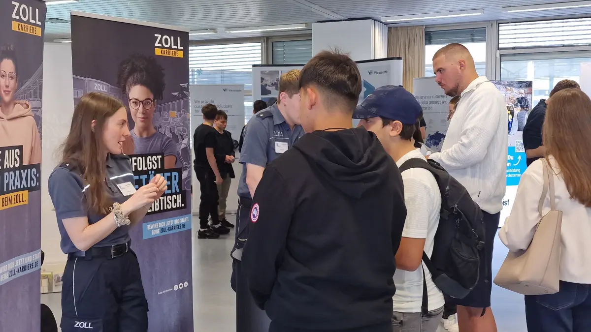 Der öffentliche Dienst, wie hier der Zoll, stellte die Ausbildungsmöglichkeiten vor.