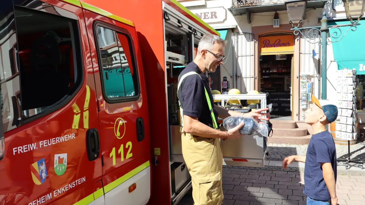 Ein interessierter junger Besucher des Schopfheimer Herbstmarktes lässt sich die Ausrüstung der Feuerwehr erklären.