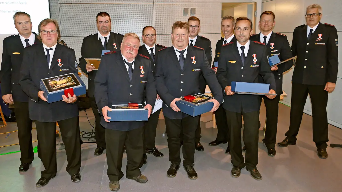 Kommandant Markus Ziganczuk (von links) gratuliert den geehrten und beförderten Feuerwehrangehörigen Bernhard Merz, Bernd Steinemann, Manfred Bäurer, Jürgen Filipiak, Thomas Koßbiehl, Janik Baumann, Steffen Albert, Christian Vater, Frank Stephan und Michael Moog.