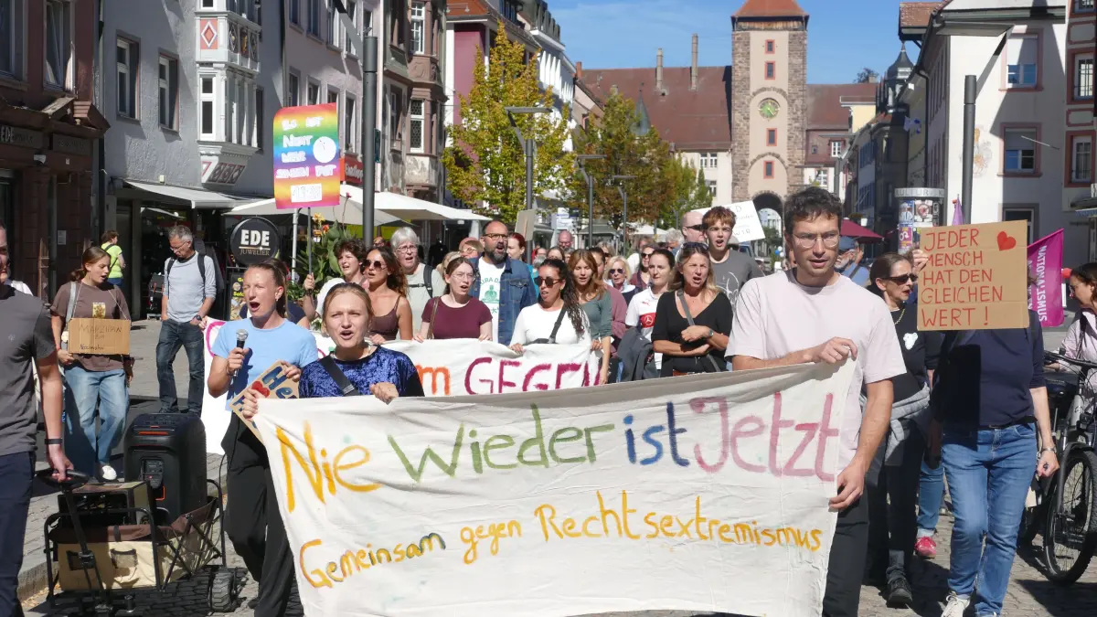 Am Samstagmittag ist der Zuspruch für eine privat organisierte Demo gegen den Rechtsextremismus unerwartet hoch.
