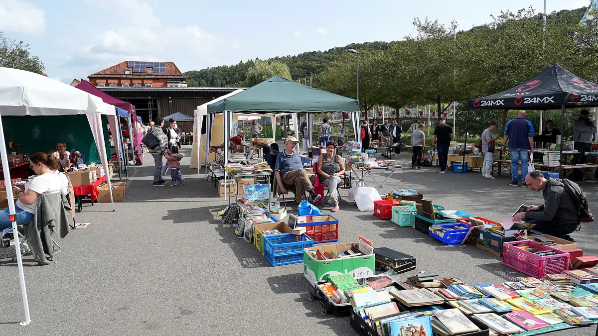 ⭐ Bücher, Kultur, kulinarische Angebote und viele Begegnungen: Der Horber Büchermarkt ist längst mehr als eine Fundgrube für Leseratten und wird zum gesellschaftlichen Treffpunkt auf dem Flößerwasen.