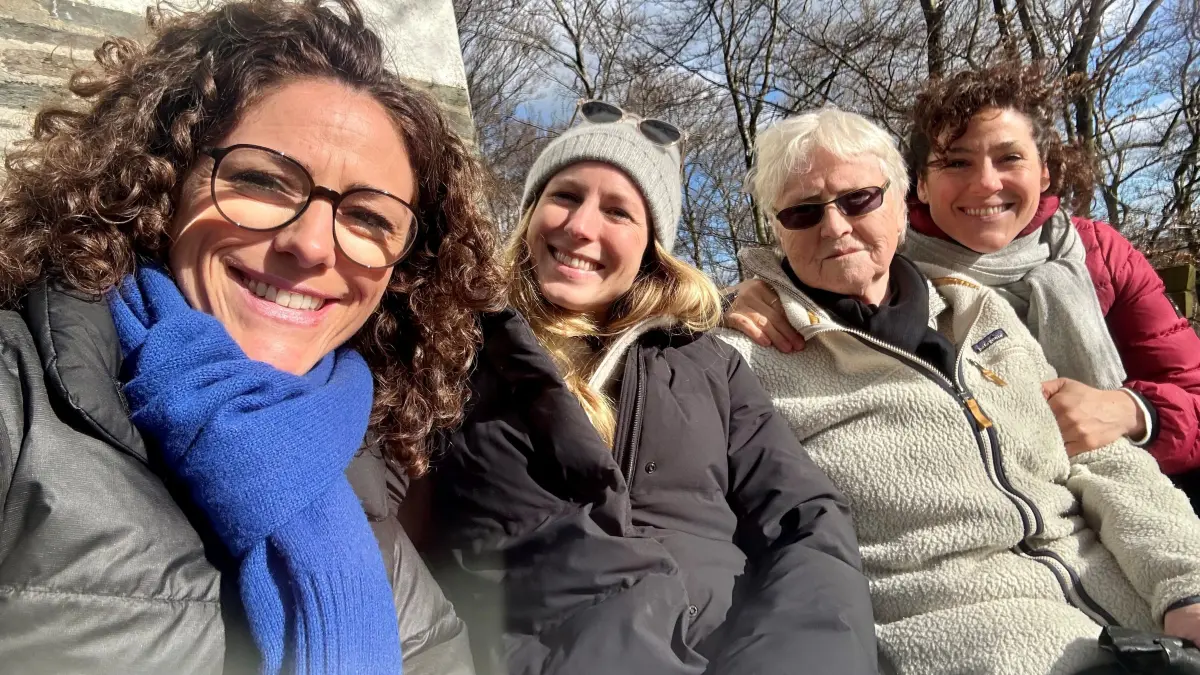 Die erfolgreichen Läuferinnen (von links) Barbara Schmitz, Anna Beckmann, Mutter Annemarie Hilkenbach-Hackhausen und Katharina Hackhausen