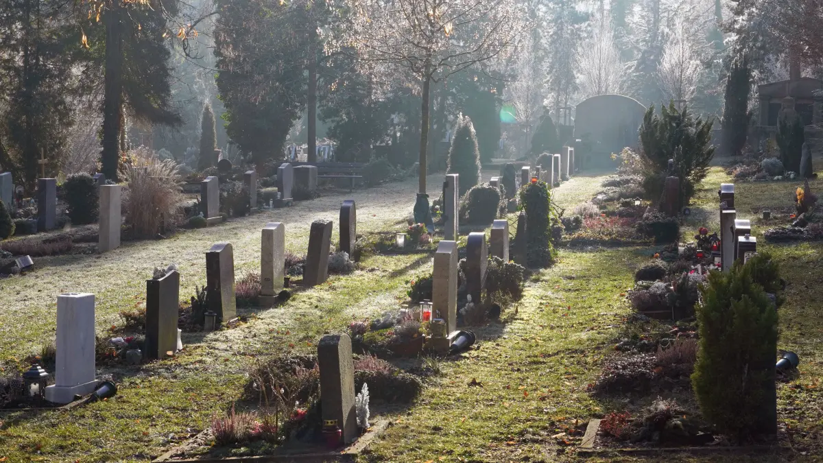 deutsche Friedhofskultur, Grabfeld mit Grabsteinen im Gegenlicht, Urnengräber, Friedhof im Winter *** German Cemetery cu: deutsche Friedhofskultur, Grabfeld mit Grabsteinen im Gegenlicht, Urnengräber, Friedhof im Winter *** German Cemetery culture, Tomb field with Gravestones at Backlight, Urn graves, Cemetery at Winter 1131607320