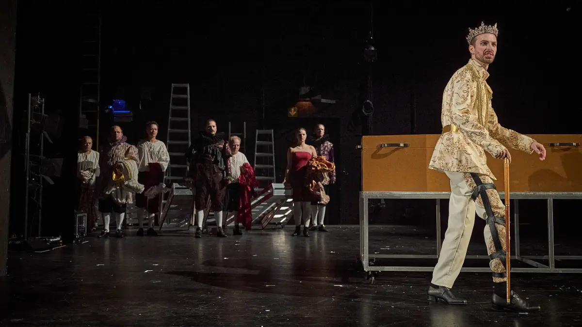 Regie & Bühne: Eva Lemaire
Kostüme: Marian Hoefnagels
Mitarbeit Regie & Dramaturgie: Alexander Schreuder
Dramaturgie: Sarah Frost
Regieassistenz: Ronja Killinger, Christian Mehle
Premiere am 16.09.2026 –
Schauspielhaus Esslingen