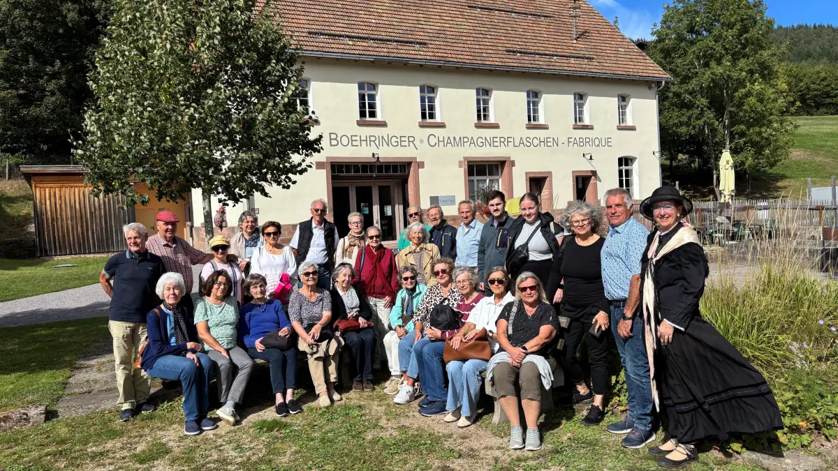 Gruppenbild des Nagolder Vereins für Heimatgeschichte vor der Glasmanufaktur in Buhlbach