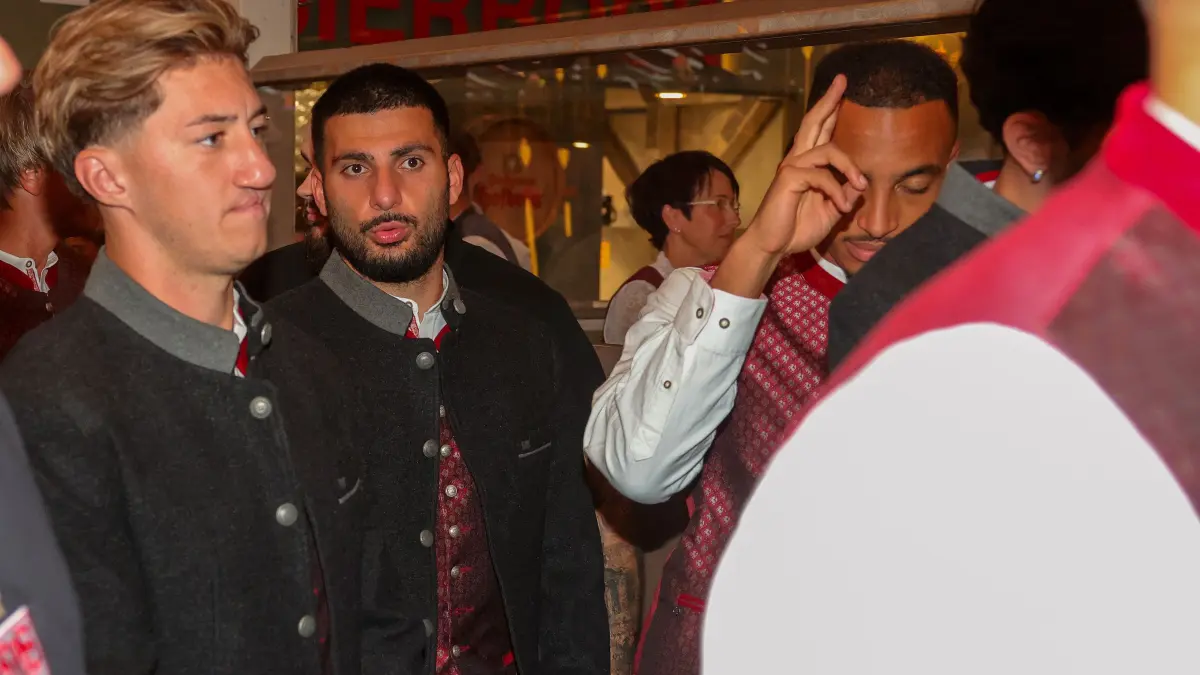 Fußball VfB Stuttgart Wasen besuch: BAU // 28.09.2026, Deutschland, Stuttgart, Fußball Bundesliga,
VfB Stuttgart auf dem Cannstatter Volksfest, Wasen, Angelo Stiller, Deniz Undav