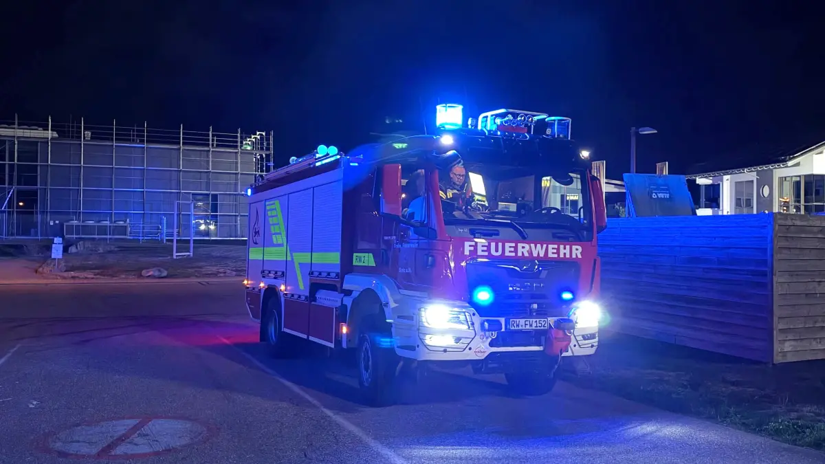 Nächtlicher Einsatz für die Feuerwehren aus Vöhringen und Sulz auf dem Autohof.
