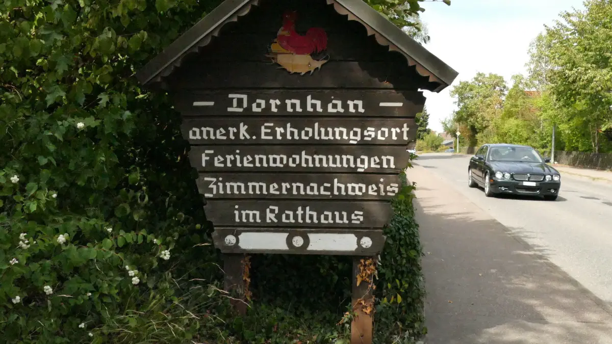 Mittlerweile nicht mehr zeitgemäß: Die hölzernen Tafeln an den Dornhaner Ortseingängen sollen ersetzt werden.