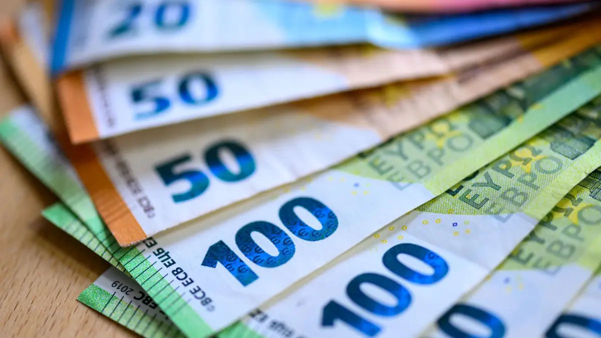 Geld: ARCHIV - 15.09.2025, Sachsen, Leipzig: ILLUSTRATION - Geldscheine liegen auf einem Tisch.
Milliardärinnen und Milliardäre besitzen wahnsinnig viel davon: Geld. (zu dpa: «Falscher Polizist erbeutet 40.000 Euro von Seniorin») Foto: Hendrik Schmidt/dpa +++ dpa-Bildfunk +++