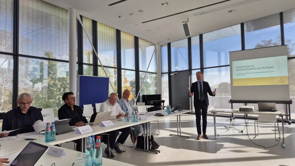 Landrat Christoph Keckeisen (von rechts), der Erste Beigeordnete Hermann Kopp, Gesundheitsamtsleiter Heinz-Joachim Adam sowie die Schulleiter Michael Schuler (EHG) und Ingo Lütjohann (NBS) informieren über die Lage am asbestbelasteten Berufsschulzentrum Rottweil.