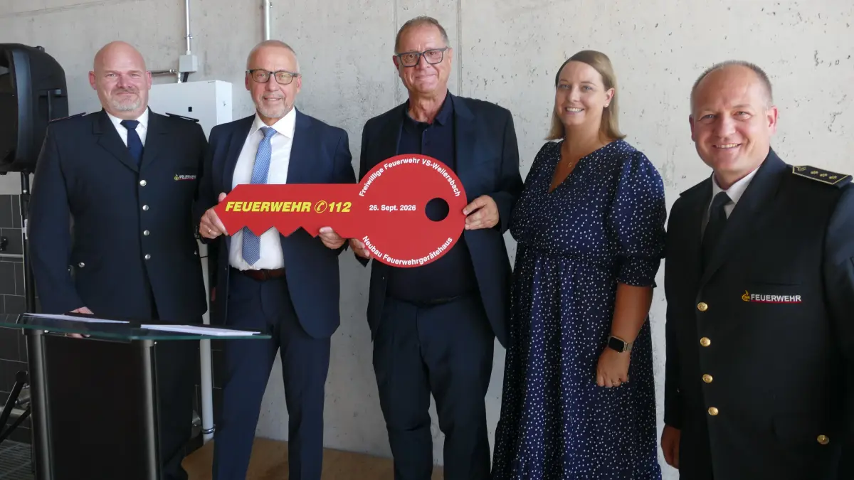 Abteilungskommandant Michael Stern (von links), Architekt Claus Rehm, Oberbürgermeister Jürgen Roth, Ortsvorsteherin Yvonne Schuler und Kreisbrandmeister Florian Vetter während der symbolischen Schlüsselübergabe für das neue Feuerwehrgerätehaus in Weilersbach.