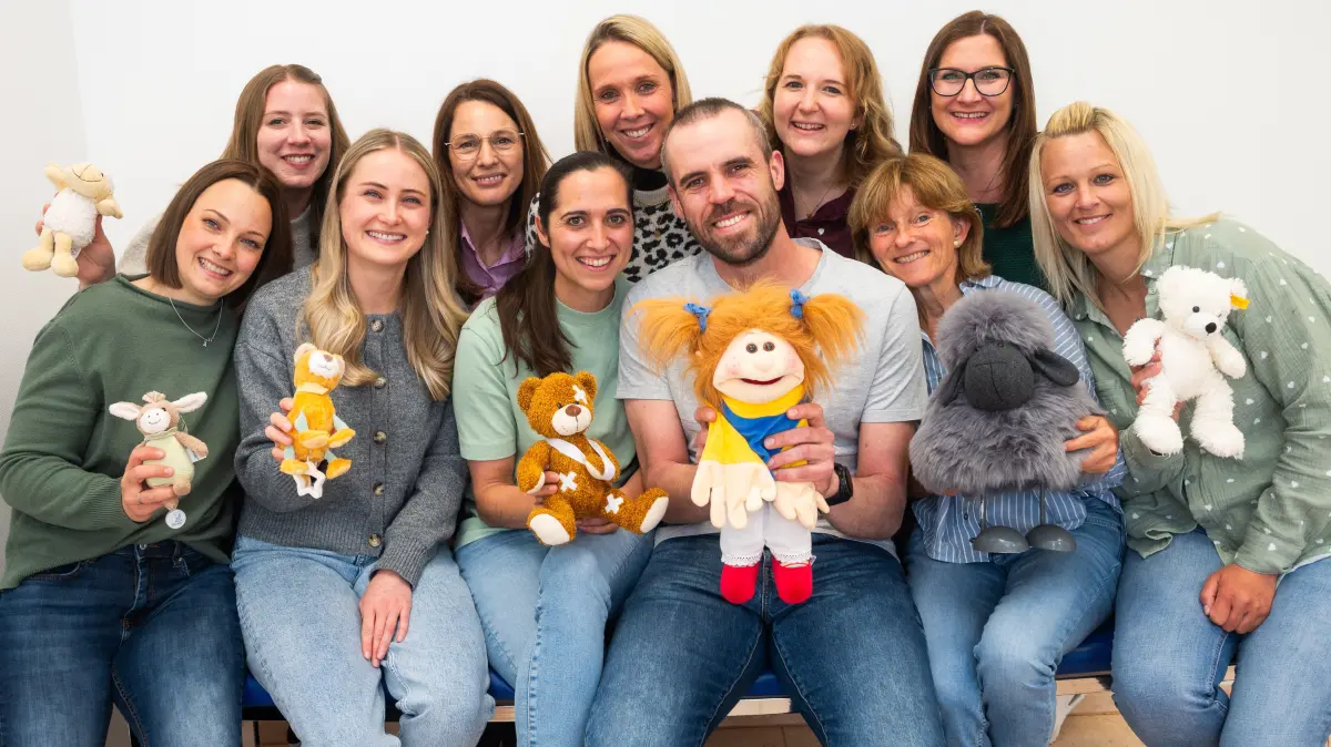 Das erweiterte Team der kinderärztlichen Gemeinschaftspraxis im Zentrum am Fürstengarten um Dr. Rita Ziebach (vorne, 2. von rechts) und das Ehepaar Dr. Jasmin und Philipp Joiko (vorne Mitte).