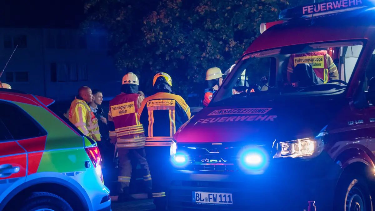 Die Feuerwehr war wegen eines Balkonbrandes in Meßstetten im Großeinsatz.
