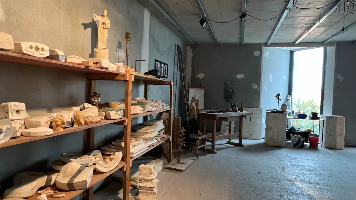 Die Ausstellung im Schonacher Alfred-Feudel-Weg 12 gewährt auch einen Blick in das Atelier des Künstlers Klaus Ringwald. Die Werkbank ist erhalten, das Werkzeug darauf sauber aufgereiht.
