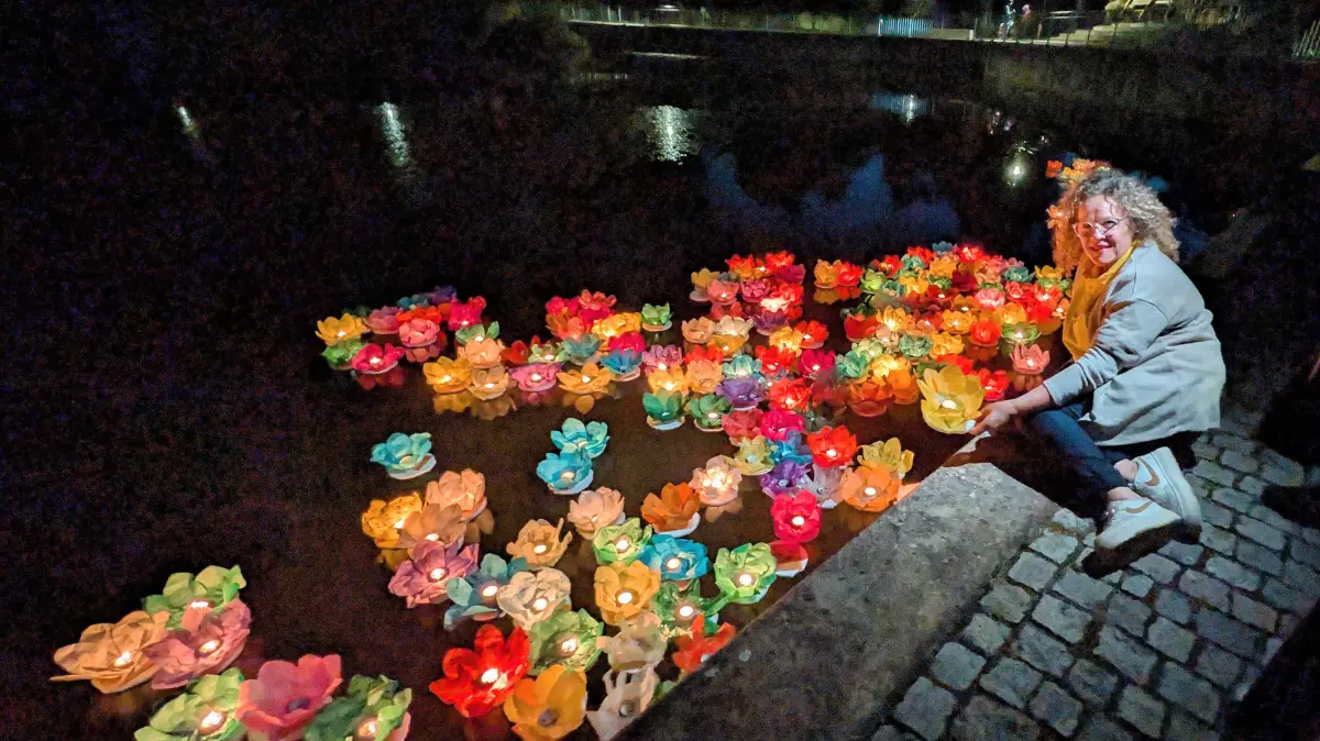 Auch Maria Noce, die Geschäftsführerin des Hospiz Via Luce, setzte eine Lichterblüte auf den Möglingssee in Schwenningen auf.