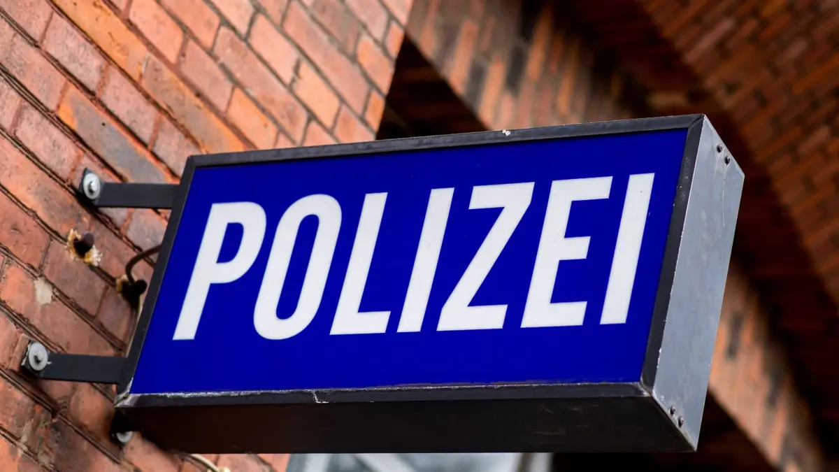 Polizeiwache: ARCHIV - 04.04.2017, Niedersachsen, Hannover: Der Schriftzug «Polizei» auf einem Schild am Gebäude einer Polizeiwache. (zu dpa: «25-Jähriger tödlich verletzt: Mordkommission ermittelt») Foto: Hauke-Christian Dittrich/dpa +++ dpa-Bildfunk +++