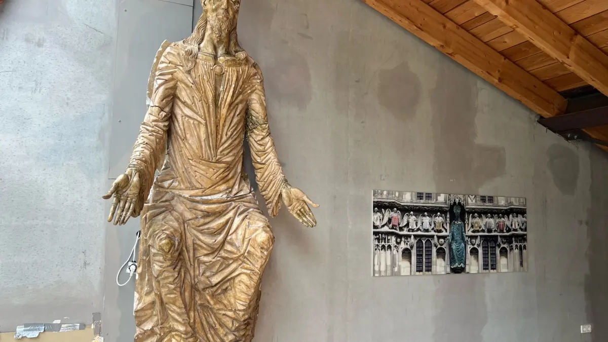Der sitzende Christus, der "Welcoming Christ", zählt zu den Hauptwerken des Schonacher Bildhauers Klaus Ringwald. Er schuf die Figur für die englische Kathedrale in Canterbury.
