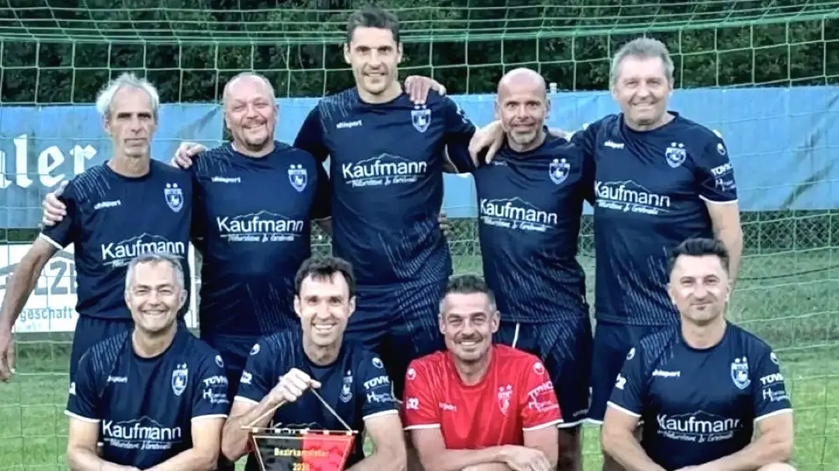 Die Ü50-Herren der TSF Dornhan feiern ihren Erfolg: In Glatten holte sich die Mannschaft den Bezirksmeistertitel.