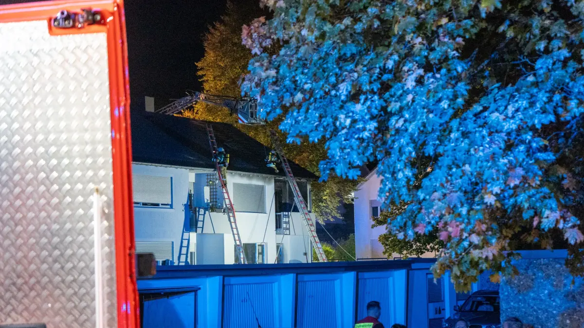Die Feuerwehr war wegen eines Balkonbrandes in Meßstetten im Großeinsatz.