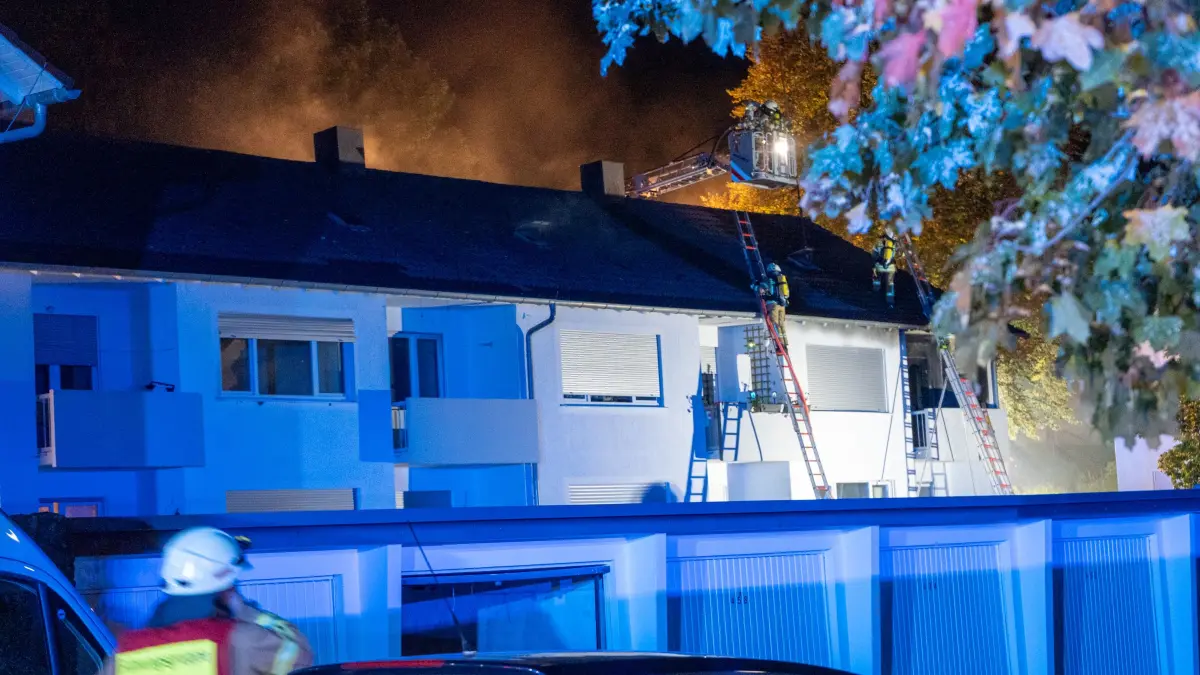 Die Feuerwehr war wegen eines Balkonbrandes in Meßstetten im Großeinsatz.