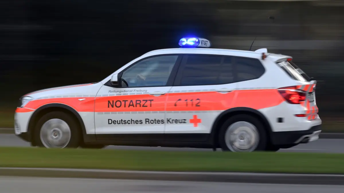 Notarzt im Einsatz: ARCHIV - 09.01.2020, Baden-Württemberg, Freiburg: Ein Notarztfahrzeug fährt mit Sondersignal. (zu dpa: «74-Jähriger stirbt beim Schwimmen - Polizei vermutet Unfall») Foto: Patrick Seeger/dpa +++ dpa-Bildfunk +++