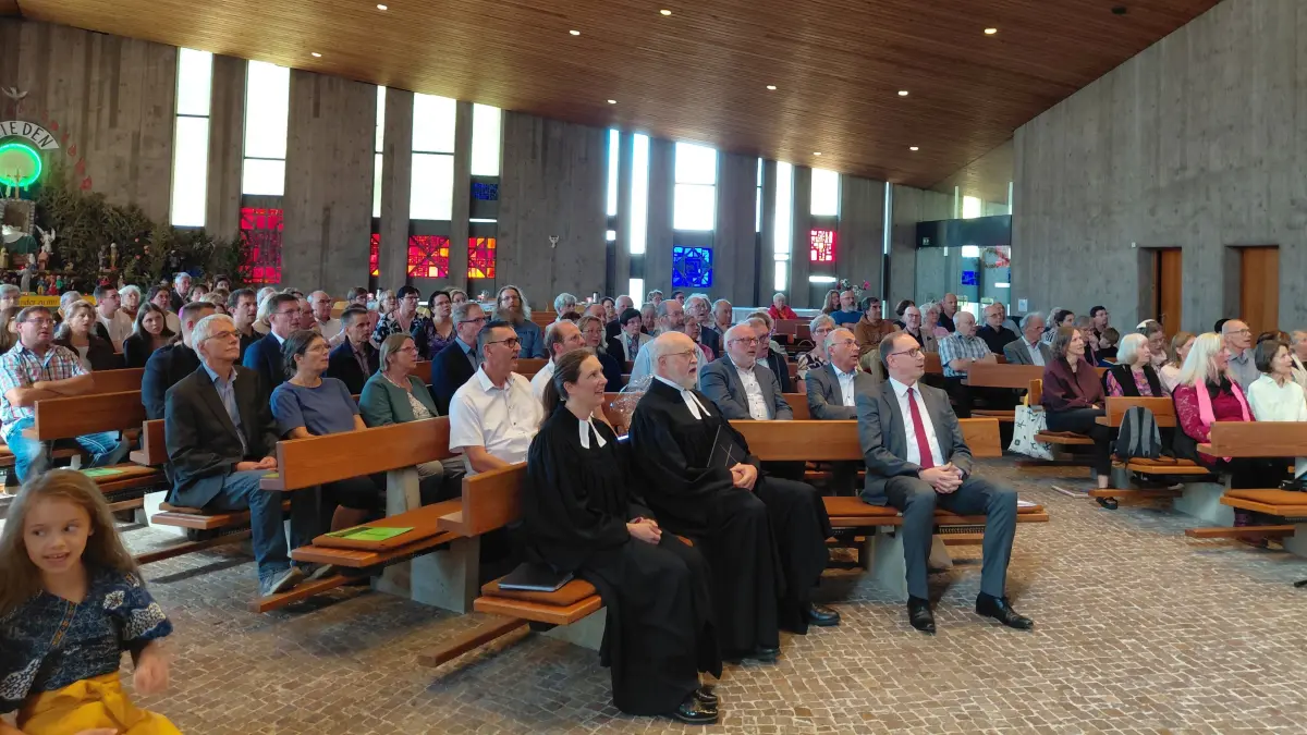 Frauke Winter (von links), Dekan Erich Hartmann, Christoph Perrot und dahinter Christoph Perrot beim gemeinsamen Singen während des Investiturgottesdiensts.