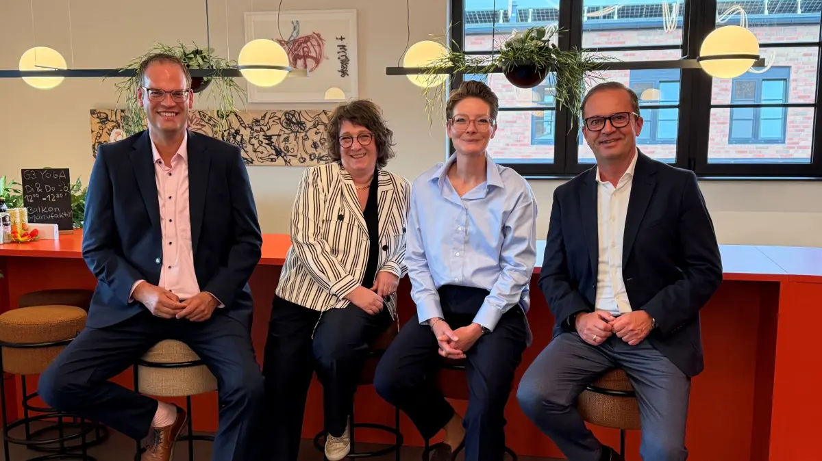 Landtagsabgeordneter Andreas Braun (von links), die Unternehmerinnen Tanja Broghammer und Carolin Deberling sowie IHK-Hauptgeschäftsführer Thomas Albiez treffen sich in den Räumlichkeiten der Villinger Markenagentur Gruppe Drei zum Austausch.