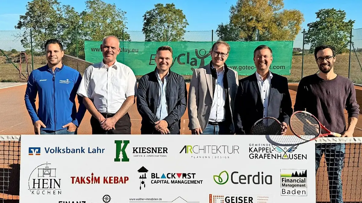 Vertreter des Tennisclubs und der Gemeindeverwaltung – darunter Vorsitzender Markus Rombach (Zweiter von rechts) und Bürgermeister Philipp Klotz (links daneben) – weihten den dritten Tennisplatz ein.
