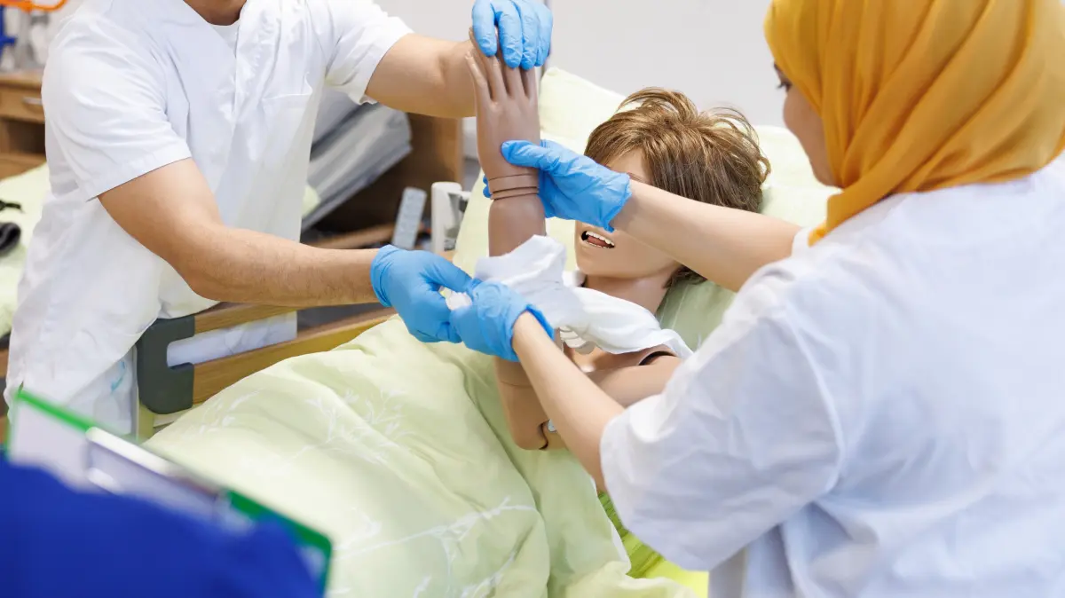 Im Kreis Lörrach hat die generalistische Pflegeausbildung zu leicht steigenden Ausbildungszahlen geführt.