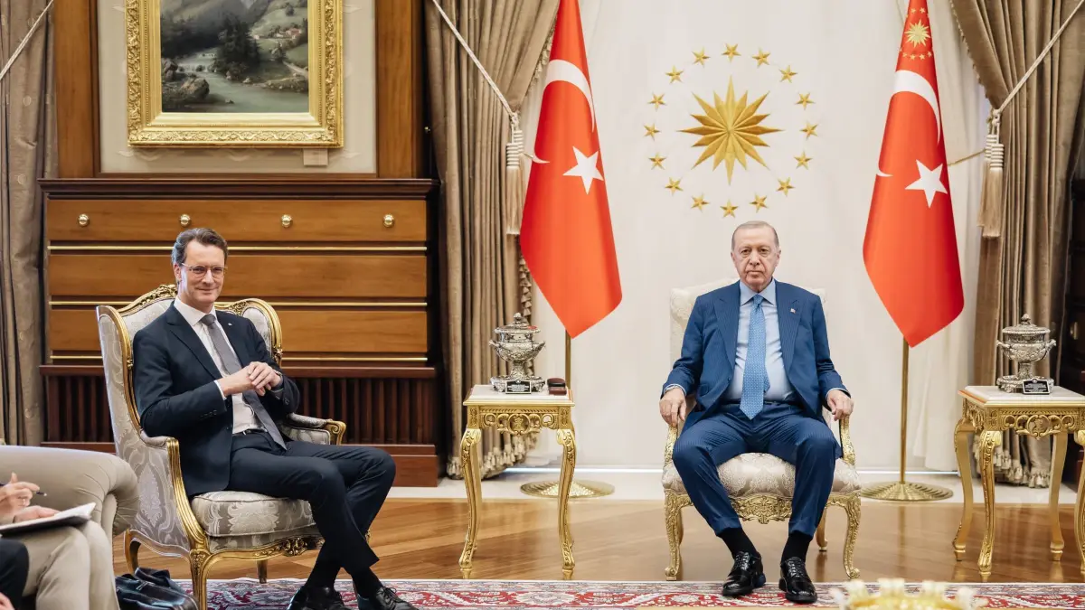 Türkeireise von Ministerpräsident Wüst: Hendrik Wüst (CDU, l), Ministerpräsident von Nordrhein-Westfalen, sitzt bei einem Treffen mit dem türkischen Präsidenten Recep Tayyip Erdogan im Präsidentenpalast. Wüst hält sich im Rahmen des 65. Jubiläums des deutsch-türkischen Anwerbeabkommens zu einer dreitägigen Reise in der Türkei auf. (zu dpa: «Überraschung bei Türkei-Reise: Erdogan empfängt Wüst»)