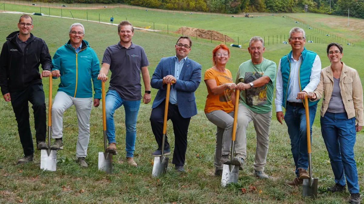 Nahmen den Spatenstich auf dem Hollwangen vor (von links): Phillip Riegger (sun2energy), Christoph Umbricht (Naturenergie), Jens Heinzler (sun2energy), Fabio Jenisch (Bürgermeister Gemeinde Schwörstadt), Sonya Mentzen-Bühler und Günter Bühler (Verpächter), Klaus Müller (Naturenergie) und Katrin Zimmermann (Projektleiterin Naturenergie).